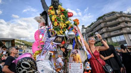 Des fans rassemblés autour de la statue de Freddie Mercury surplombant le lac Léman lors du "Montreux Freddie Day", marquant le 80e anniversaire de la naissance du leader du groupe Queen, à Montreux, en Suisse, le 5 septembre 2026