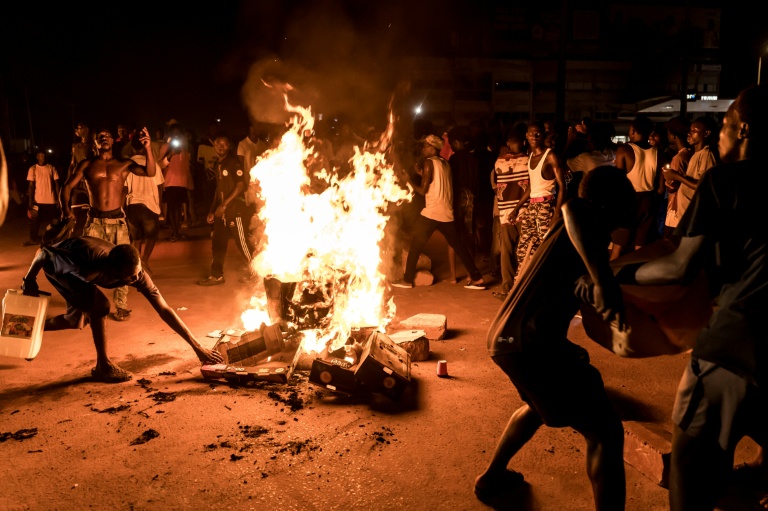 Des manifestants brûlent des pneus et bloquent des rues à Brusubi en, Gambie le 8 septembre 2026, pour protester contre des semaines de coupures d'électricité prolongées dans le pays  