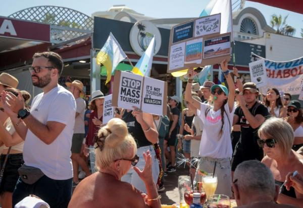 Manifestation sur la plage de Las Americas à Arona contre le tourisme de masse, sur l'île espagnole de Tenerife, aux Canaries, le 20 octobre 2024