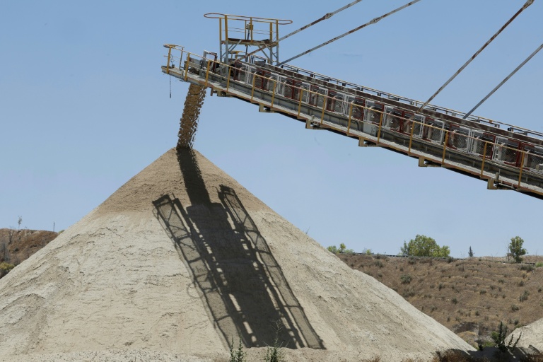 Du phosphate est extrait puis acheminé vers une zone de stockage dans la mine de phosphate à ciel ouvert de Sidi Chennane,  près de Khouribga, dans l'ouest du Maroc, le 30 juin 2026 