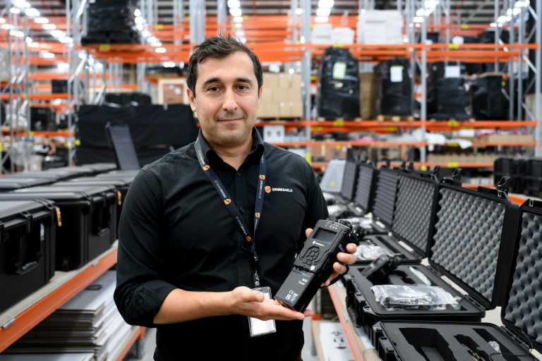 Oleg Vornik, PDG de DroneShield, tient un émetteur lors d'une visite de l'entreprise de défense à Sydney, le 9 février 2026 en Australie