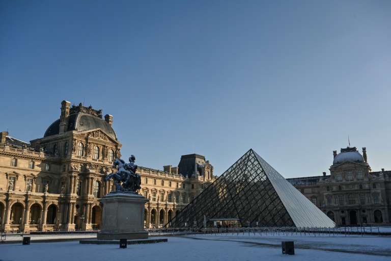 Le musée du Louvre et la pyramide conçue par l'architecte sino-américain Ieoh Ming Pei, le 6 janvier 2026 à Paris