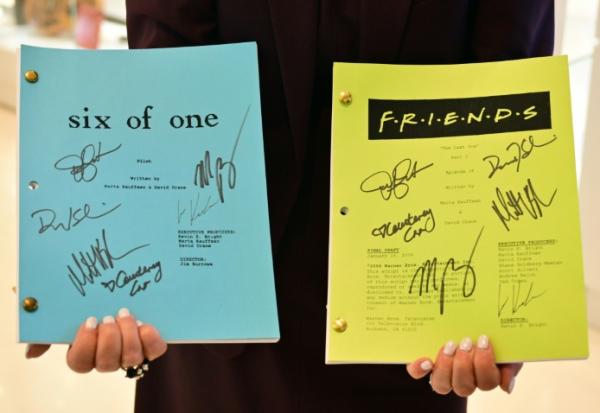 Les scripts du premier et du dernier épisode de "Friends", signés par les acteurs de la série télévisée, sont exposés avant la vente aux enchères d'objets ayant appartenu à l'acteur Matthew Perry chez Heritage Auctions à Beverly Hills, en Californie, le 19 mai 2026