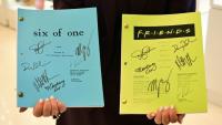 Les scripts du premier et du dernier épisode de "Friends", signés par les acteurs de la série télévisée, sont exposés avant la vente aux enchères d'objets ayant appartenu à l'acteur Matthew Perry chez Heritage Auctions à Beverly Hills, en Californie, le 19 mai 2026