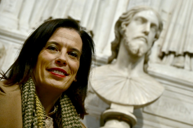 La chercheuse italienne Valentina Salerno devant un buste en marbre exposé à la basilique Sant'Agnese après que celui-ci a été identifié comme une œuvre de Michel-Angel grâce à la découverte d'archives inédites, le 4 mars 2026 à Rome