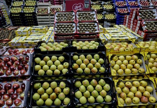 Des pommes en vente au marché de gros de Rungis, le 10 décembre 2025