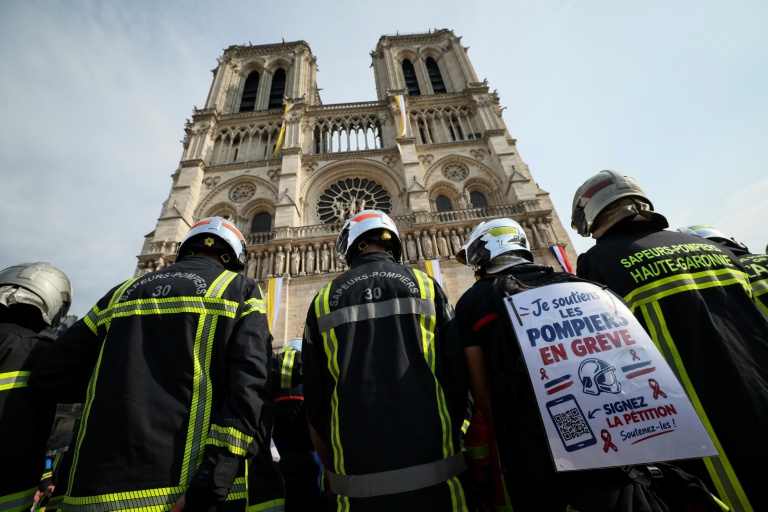 Manifestation de pompiers pour réclamer des hausses de salaires et des moyens budgétaires accrus, le 28 septembre 2026 devant la cathédrale Notre-Dame de Paris