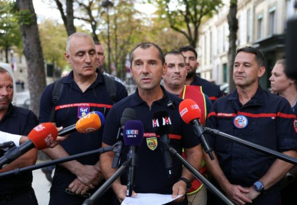 Xavier Boy, du syndicat FA SPP-PATS et porte-parole de l’intersyndicale de pompiers professionnels, devant la presse à Paris le 8 septembre 2026