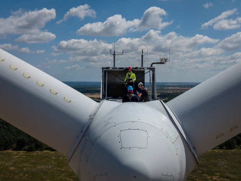 Des mineurs participent à une formation à l'exploitation d'éoliennes avec un instructeur, au parc éolien de Gorzyca, dans l'ouest de la Pologne, le 8 juillet 2026