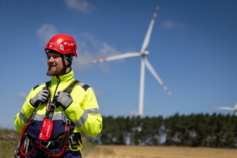 Le mineur Patryk Paja, participant à une formation à l'exploitation d'éoliennes, attend à l'intérieur du mât l'ascenseur qui le conduira à la nacelle de l'une des éoliennes du parc de Gorzyca, dans l'ouest de la Pologne, le 8 juillet 2026