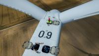 Vue aérienne d'un mineur (en haut) participant à une formation à l'exploitation d'éoliennes avec un instructeur (en bas), au parc éolien de Gorzyca, dans l'ouest de la Pologne, le 8 juillet 2026