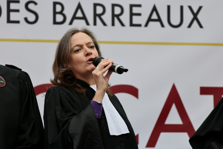 L'ancienne présidente du barreau de Paris et avocate Julie Couturier lors d'une manifestation d'avocats contre le projet de loi SURE à Paris, le 13 avril 2026