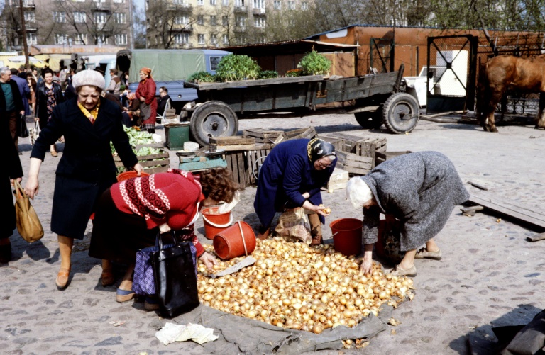 Vente de légumes sur un marché à Varsovie, en mai 1982