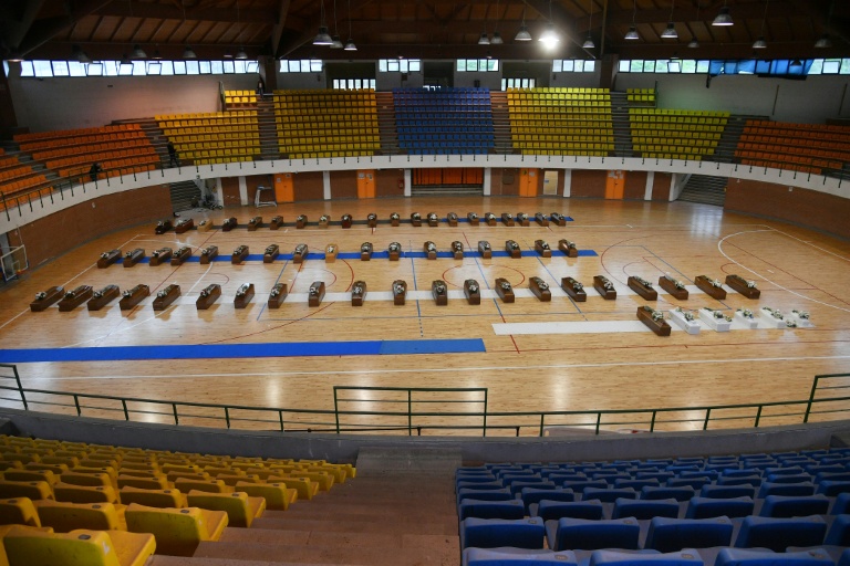 Les cercueils des migrants morts deux jours plus tôt après le naufrage de leur embarcation au large de la Calabre, dans le sud de l'Italie, à Steccato di Cutro, Italie, le 28 février 2023