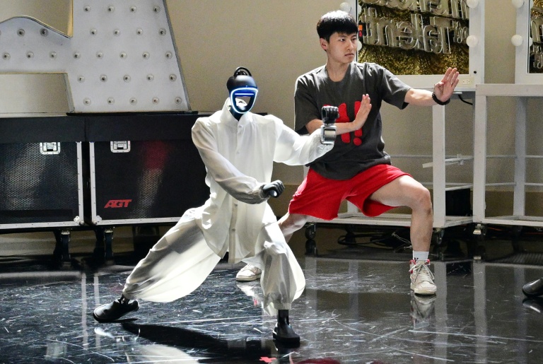 L'artiste de rue chinois Wu Yufei et l'un de ses robots danseurs humanoïdes avant sa participation à l'émission America's Got Talent, le 17 septembre 2026 à Pasadena, en Californie