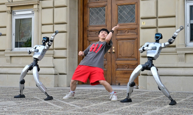 L'artiste de rue chinois Wu Yufei et ses robots danseurs humanoïdes dans une rue de Pasadena, avant sa participation à l'émission America's Got Talent, le 17 septembre 2026 en Californie