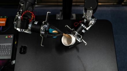 Un bras humanoïde baptisé OpenArm de la société japonaise Enactic, le 5 novembre 2025 à Tokyo