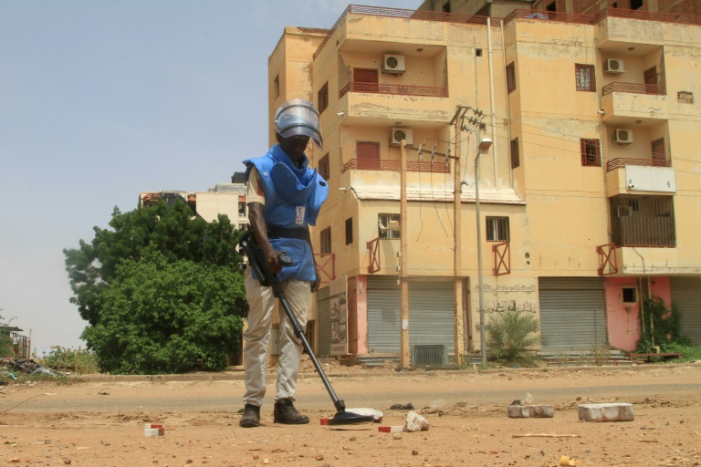Recherche de mines devant un immeuble à Khartoum, le 28 juillet 2025 au Soudan