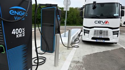 Un camion électrique en train de se charger à la station-relais de l'aire d'autoroute de Sommesous (Marne) le 25 avril 2025