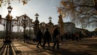 Des passants devant l'entrée du palais de Buckingham à Londres, le 21 novembre 2025