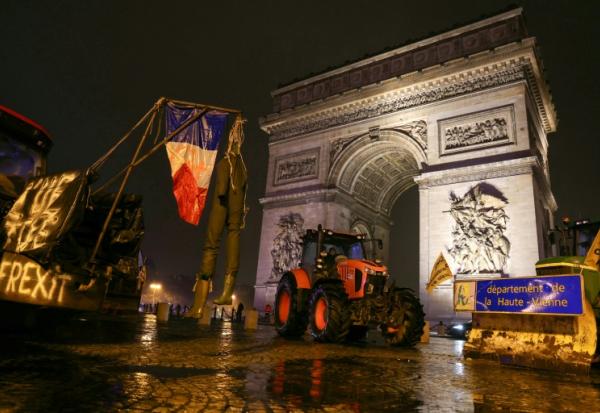Des tracteurs sont garés devant l'Arc de Triomphe lors d'une manifestation d'agriculteurs, le 8 janvier 2026 à Paris 