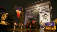 Des tracteurs sont garés devant l'Arc de Triomphe lors d'une manifestation d'agriculteurs, le 8 janvier 2026 à Paris 
