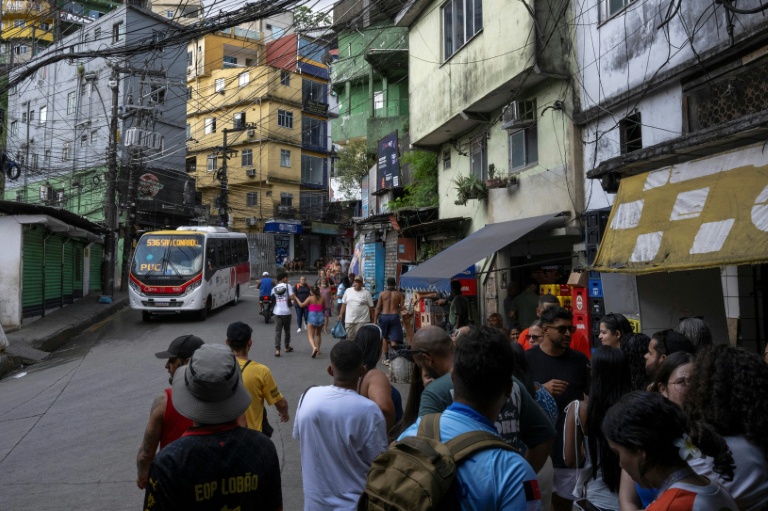 Des touristes visitent la favela Rocinha, à Rio de Janeiro, le 5 mars 2026 au Brésil