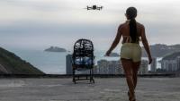 Une touriste se fait filmer par un drone sur le toit d'une maison dans la favela de Rocinha, à Rio de Janeiro, au Brésil, le 5 mars 2026