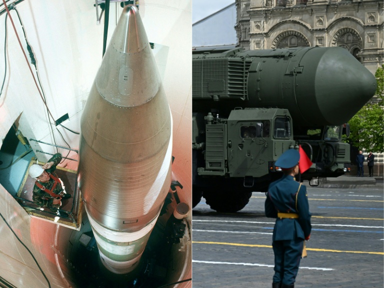 Combinaison d'images du 5 février 2026 montrant à gauche une image fournie par l'US Air Force d'un technicien inspectant un missile LGM-30G Minuteman III dans un silo situé dans le Dakota, aux Etats-Unis et à gauche un missile balistique intercontinental A RS-24 Yars sur la place Rouge à Moscou le 9 mai 2025 lors du défilé du jour de la victoire