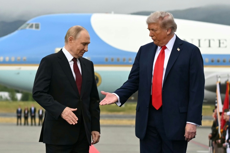 Le président russe Vladimir Poutine à gauche et à droite le président américain Donald Trump, le 15 août 2025 à Anchorage, en Alaska, aux Etats-Unis