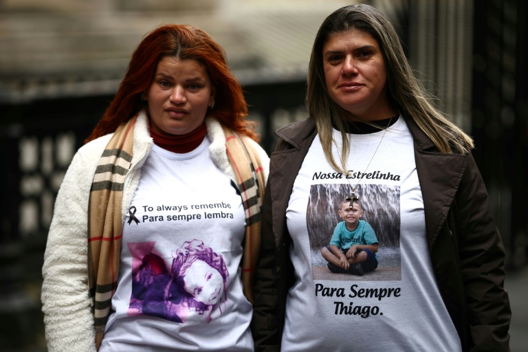 Pamela Fernandes et Gelvana Rodrigues, mères d'Emanuelle et de Thiago qui ont été tués dans la catastrophe du barrage de Mariana (Br (Brésile), arrivent au bâtiment Rolls de la Haute Cour à Londres le 13 mars 2025