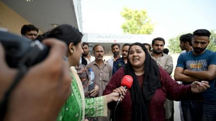 Jaweria, dont le nouveau né est mort dans l'incendie d'un service de maternité d'un hôpital à Islamabad, parle aux médias le 26 août 2026