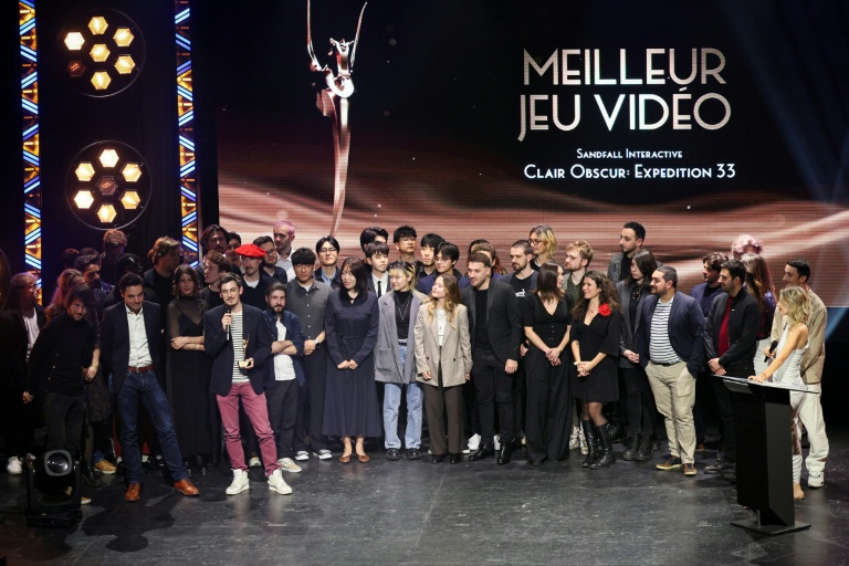 Des membres du studio français de développement de jeux vidéo Sandfall Interactive reçoivent le prix du Meilleur Jeu Vidéo pour 