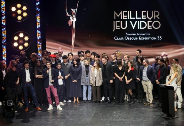 Des membres du studio français de développement de jeux vidéo Sandfall Interactive reçoivent le prix du Meilleur Jeu Vidéo pour "Clair Obscur : Expedition 33" lors de la 7e édition des Pegases, la cérémonie des prix du jeu vidéo, le 5 mars 2026 à Paris
