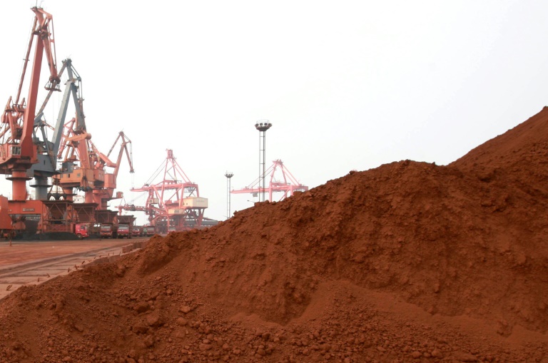 De la terre contenant diverses terres rares en attente de chargement sur un navire dans un port à Lianyungang, dans la province du Jiangsu, à l'est de la Chine, le 5 septembre 2010