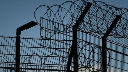 Des barbelés au-dessus de l'enceinte du centre pénitentiaire de Bordeaux-Gradignan, en Gironde, le 20 novembre 2025