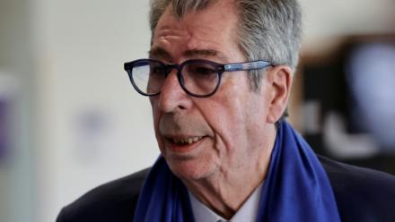 L'ancien maire de Levallois-Perret, Patrick Balkany, arrive au tribunal de Nanterre pour son procès pour détournement de fonds publics, le 7 avril 2026 dans les Hauts-de-Seine