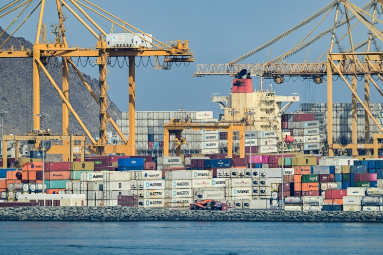 Des conteneurs le long d'un quai au terminal à conteneurs du port de Khor Fakkan, le long du golfe d'Oman, le 19 juin 2026 aux Emirats arabes unis