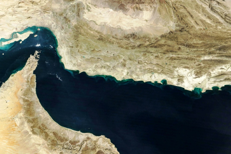Image en couleur naturelle fournie par Modis sur le satellite Terra de la Nasa, prise le 5 février 2025, montrant le golfe d'Oman et la région de Makran (c) dans le sud de l'Iran et le sud-ouest du Pakistan, ainsi que le détroit d'Ormuz (g) et la côte nord d'Oman (en bas)