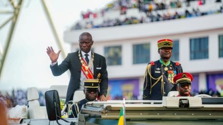 Le président du Gabon Brice Oligui Nguema (g) salue la foule au cours d'une cérémonie dans un stade de Libreville, le 3 mai 2025