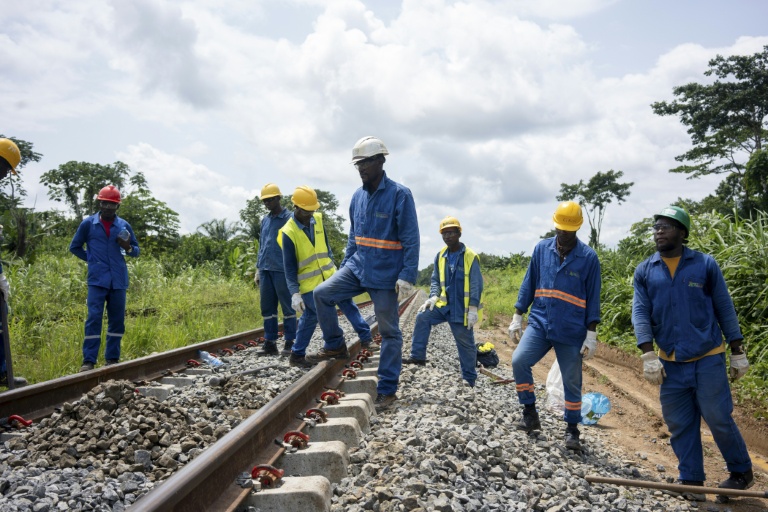 Réfection de voies de chemin de fer à Andem, au Gabon, le 21 mars 2025