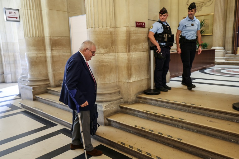 Michel Mercier, membre du MoDem et ancien ministre de la Justice, arrive au tribunal de Paris pour assister au réquisitoire lors du procès en appel dans le dossier des assistants d'eurodéputés du MoDem, le 28 septembre 2026