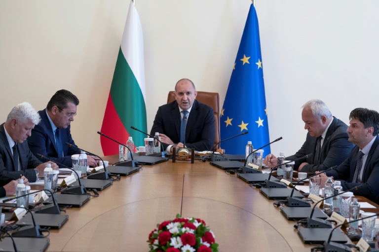 Le Premier ministre bulgare Roumen Radev  (c)lors d'une réunion d'urgence après que deux navires commerciaux ont été frappés par des drones dans la zone économique exclusive de la Bulgarie en mer Noire, le 6 octobre 2026 à Sofia