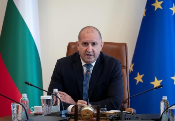 Le Premier ministre bulgare Roumen Radev lors d'une réunion d'urgence après que deux navires commerciaux ont été frappés par des drones dans la zone économique exclusive de la Bulgarie en mer Noire, le 6 octobre 2026 à Sofia