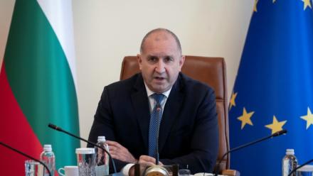 Le Premier ministre bulgare Roumen Radev lors d'une réunion d'urgence après que deux navires commerciaux ont été frappés par des drones dans la zone économique exclusive de la Bulgarie en mer Noire, le 6 octobre 2026 à Sofia