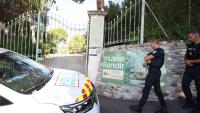 Des policiers devant l'entrée du musée Renoir à Cagnes-sur-Mer après le vol de quatre oeuvres d'art, le 8 septembre 2026 dans les Alpes-Maritimes