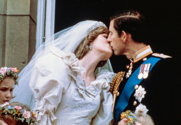 Charles, prince de Galles, embrasse son épouse, Lady Diana, au balcon du palais de Buckingham, à Londres, après leur mariage à la cathédrale Saint-Pau, le 29 juillet 1981