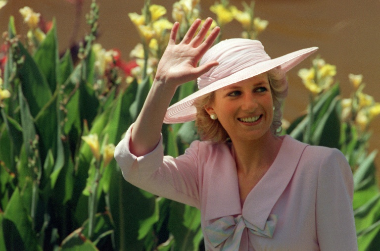 La princesse Diana salue la foule, le 27 janvier 1988 lors de sa visite au parc Footscray, dans la banlieue de Melbourne, en Australie