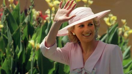 La princesse Diana salue la foule, le 27 janvier 1988 lors de sa visite au parc Footscray, dans la banlieue de Melbourne, en Australie