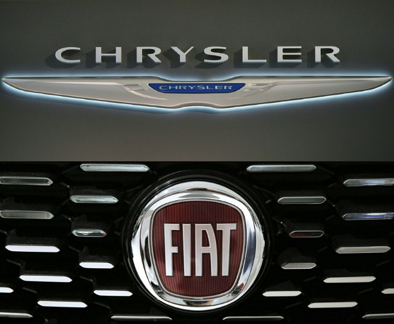 Combinaison de photos des logos des constructeurs automobiles Fiat et Chrysler, réalisée par l'AFP le 31 octobre 2029